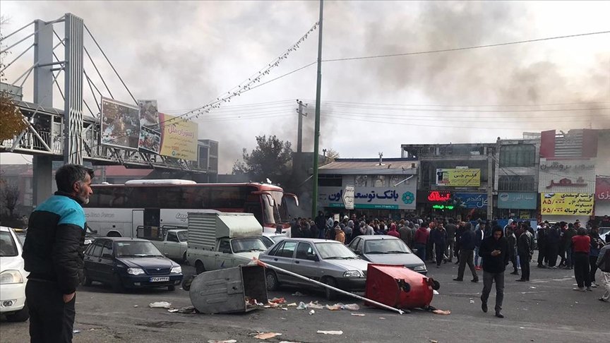 İran’da maaşlarına zam isteyen emekliler birçok kentte gösteri düzenledi