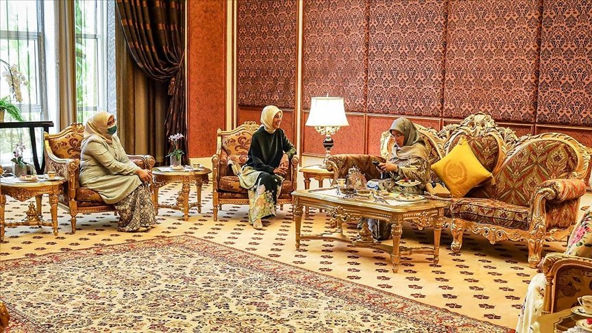 Büyükelçi Kavakcı, Malezya Kraliçesi’ne Emine Erdoğan’ın hediyelerini iletti