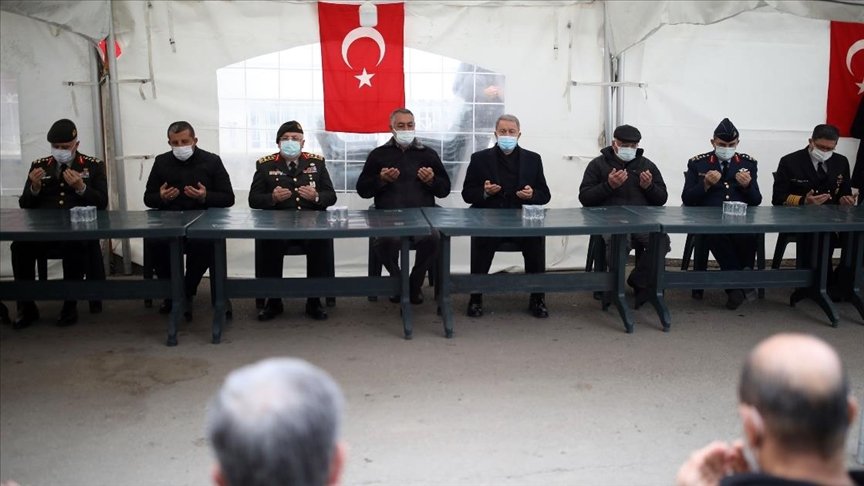 Bakan Akar ve TSK komuta kademesi Bitlis şehitlerinin Ankara’daki ailelerine taziye ziyaretinde bulundu