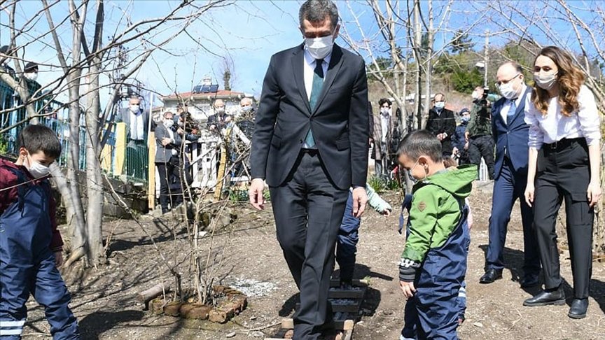 Bakan Selçuk, Zonguldak Terzi Köyü İlkokulu Tasarım Beceri Atölyesi’nde çocuklarla geçirdiği anları paylaştı