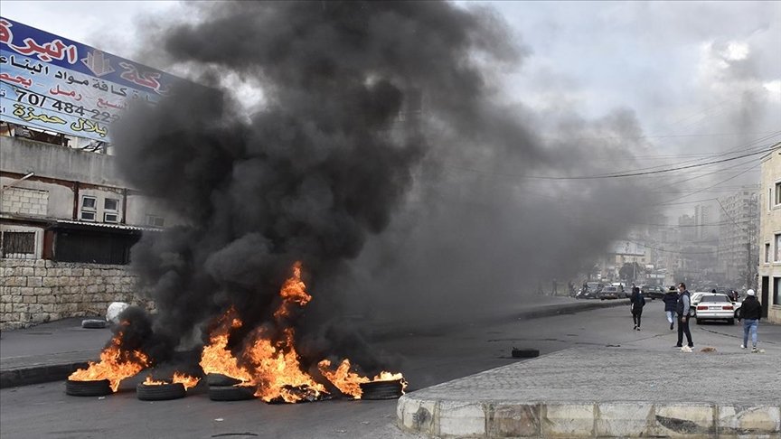 Lübnan’da alım gücünün düşmesini ve hayat pahalılığını protesto eden göstericiler yolları trafiğe kapattı