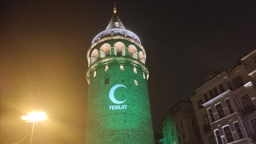 İstanbul’un simgeleri Yeşilay Haftası dolayısıyla yeşile büründü