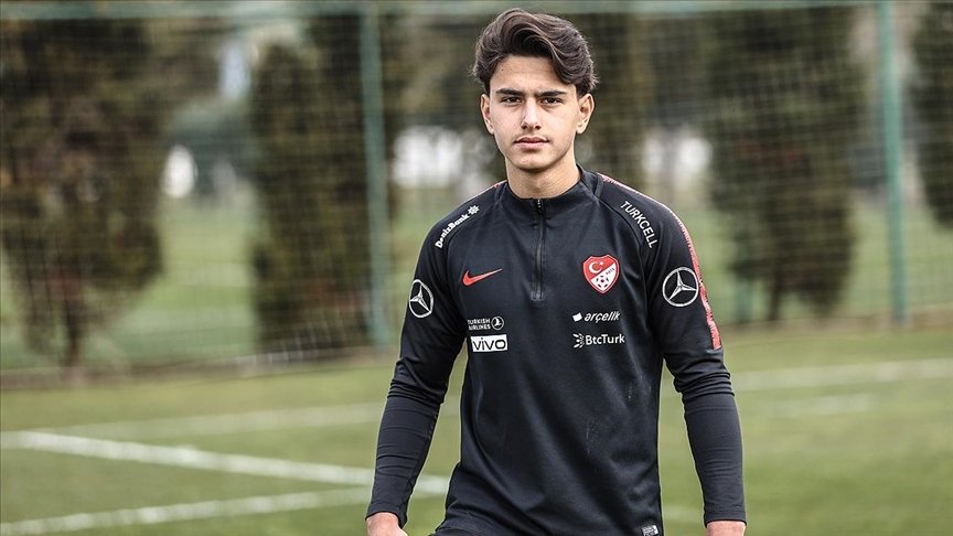 Bayer Leverkusen’in genç yıldızı Samed Onur ay-yıldızlı formayı giymekten gurur duyuyor