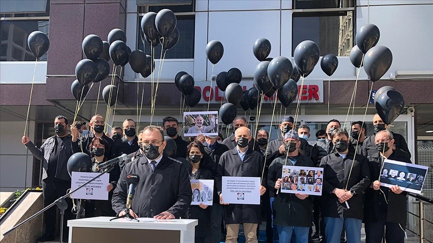 Sağlık çalışanları ’14 Mart Tıp Bayramı’nda Kovid-19 nedeniyle hayatını kaybeden meslektaşlarını andı