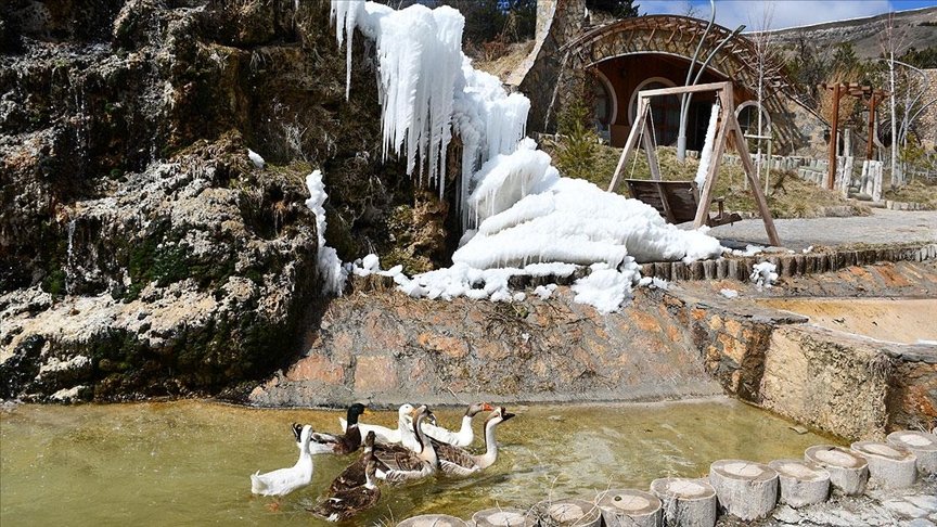 Sivas’taki ‘Hobbit Evleri’nde kış ve baharın güzellikleri bir arada yaşanıyor