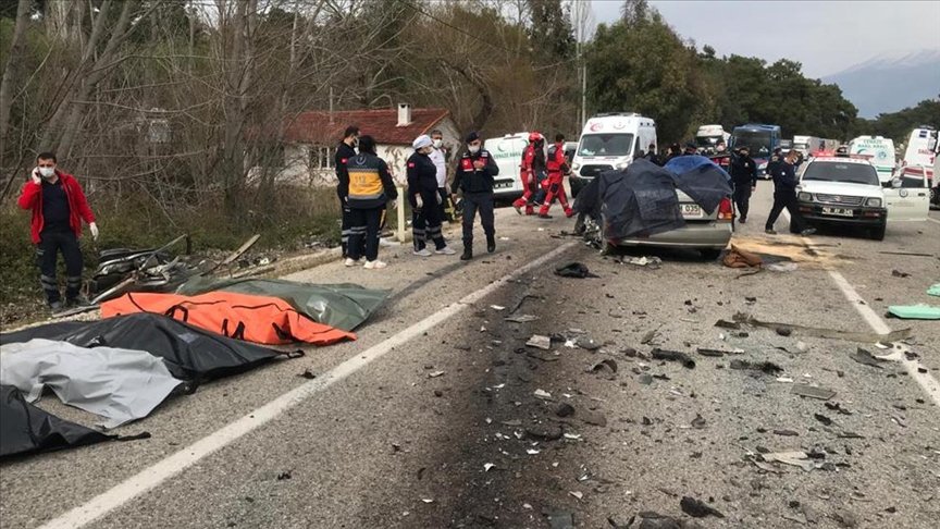 Muğla’da tırla otomobil çarpıştı: 5 ölü