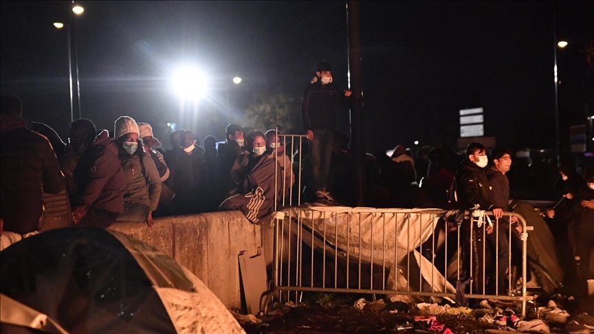 Fransa’da devletten umudu kesen banliyö sakinleri, yardım kuruluşlarının kapısına akın ediyor