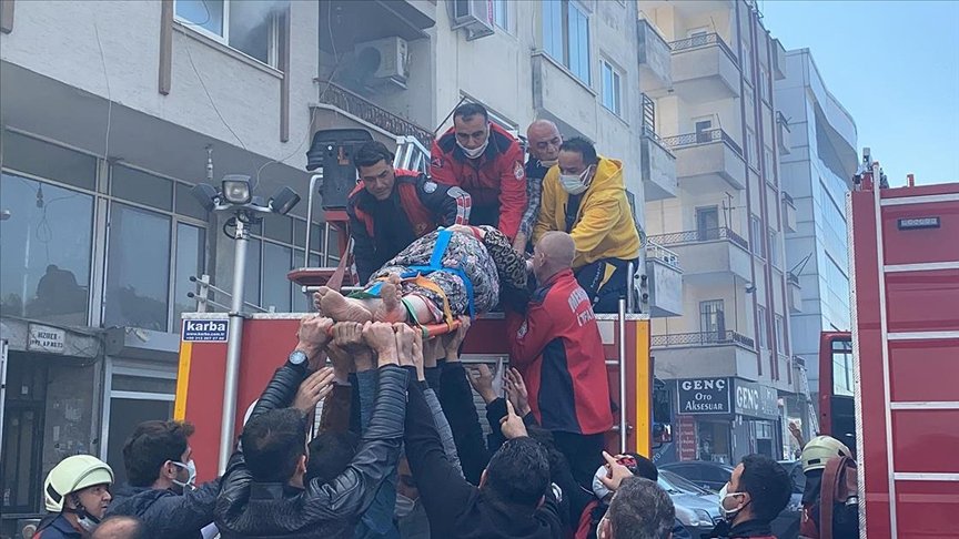 Mersin’de 5 katlı apartmanda çıkan yangın kontrol altına alındı
