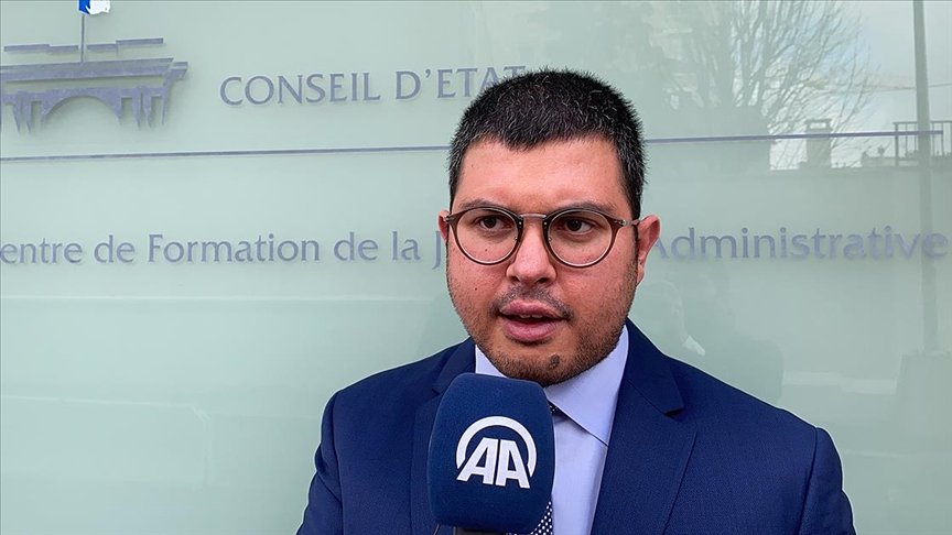 Fransa’da namaz kılması ‘radikalleşme’ ile ilişkilendirilerek işinden edilen şoför adalet arıyor