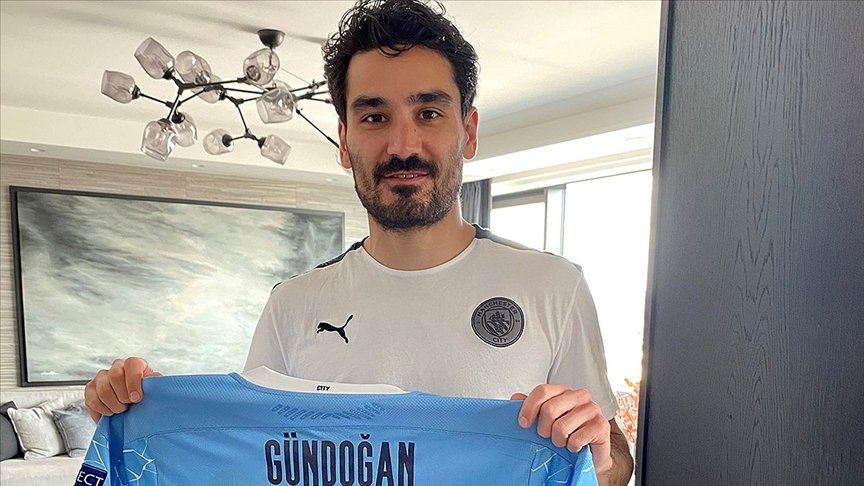 İlkay Gündoğan formasını, Ollier hastalığına yakalanan Dilara’nın tedavisi için açık artırmaya çıkardı