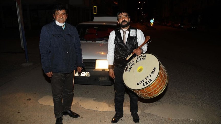 Çubuk’un ramazan davulcuları baba ile oğlu 20 yıldır tokmağı birlikte sallıyor