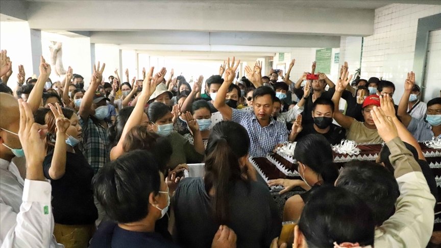 Myanmar’da ordunun öldürülen protestocuların ailelerinden cenazeler için 85 dolar istediği iddia edildi
