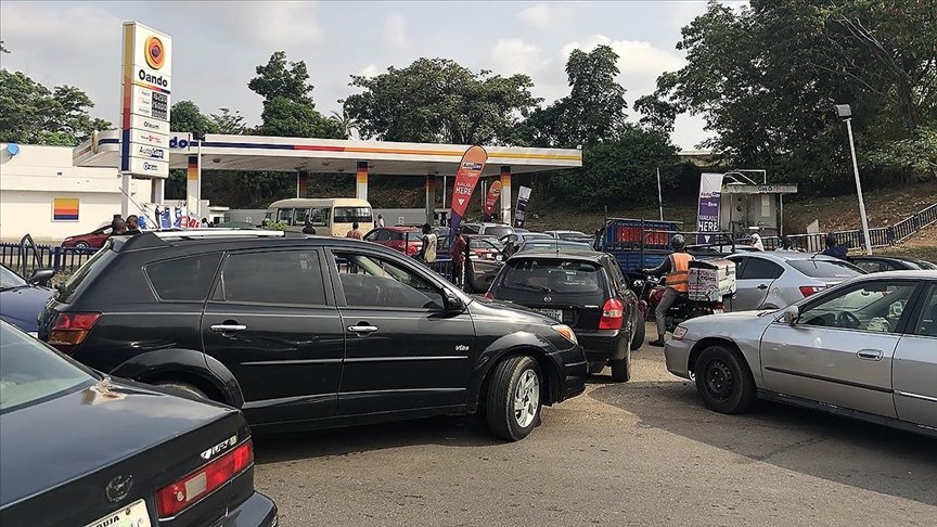 Nijerya’da benzine zam yapılmayacağının açıklanmasının ardından benzin istasyonlarının önünde kuyruklar oluştu