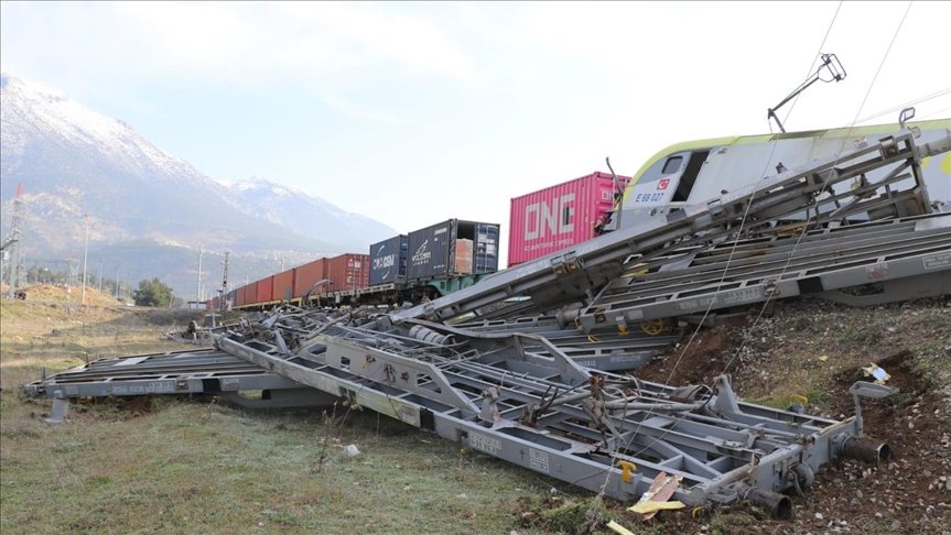 Adana’da aynı istikametteki iki yük treni çarpıştı: 2 makinist yaralı