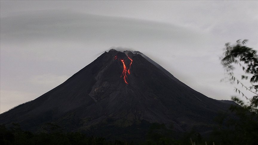 Endonezya’da Merapi Yanardağı’nda hareketlilik başladı