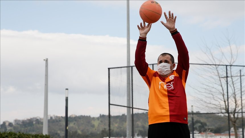 Sporla yüzü gülen zihinsel engelli Mert’in hayali Galatasaraylı futbolcularla tanışmak