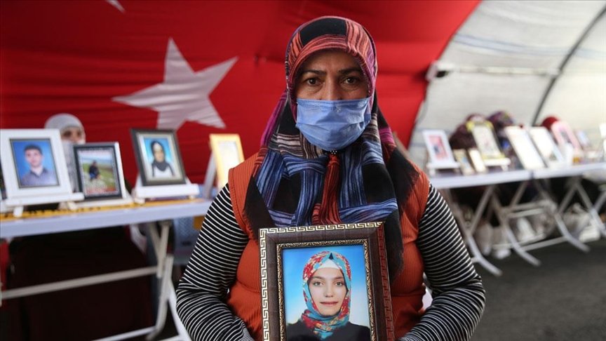 Diyarbakır annelerinden Fatma Akkuş: Sizden kalem aldılar, silah verdiler