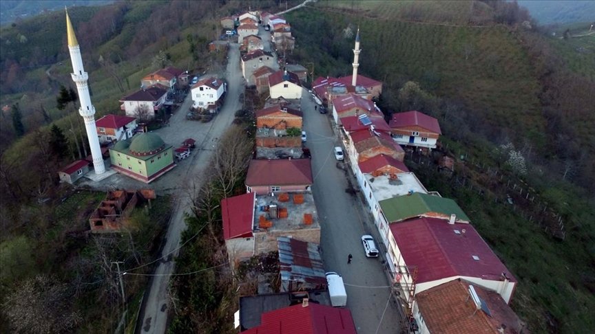 Aynı cadde üzerinde 1 dakika arayla iftar yapıyorlar