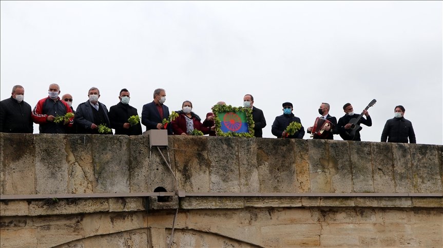 Edirne’de Romanlar “barış ve kardeşlik” dilekleriyle Meriç Nehri’ne çiçek ve ağaç dalları bıraktı