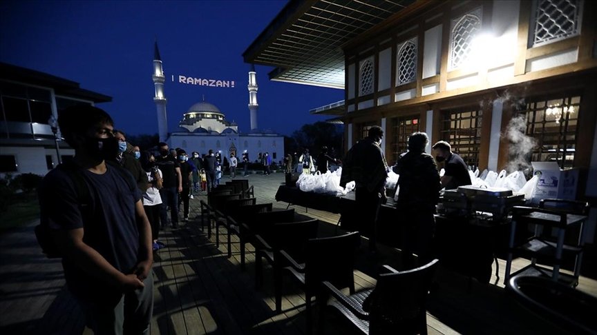 Amerika Diyanet Merkezi’nde ilk iftar sevinci