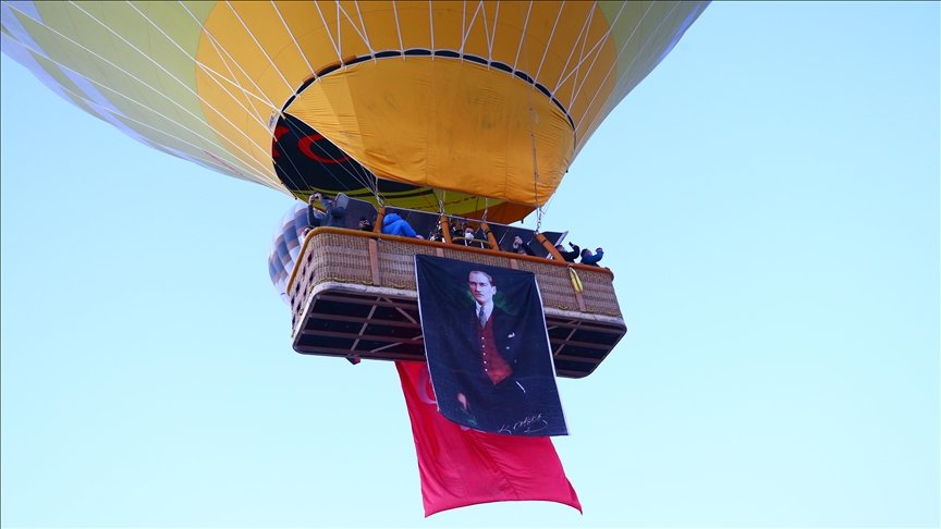 Kapadokya’da balonlar Türk bayrakları ve Atatürk posteri ile uçtu