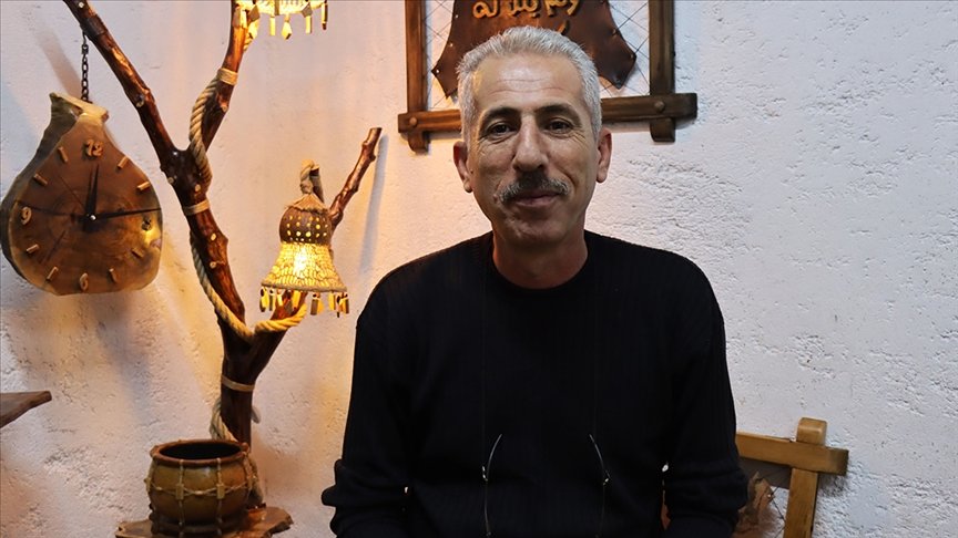 Suriyeli 35 yıllık ahşap ustası Kilis’te sanatını sürdürebilmenin mutluluğunu yaşıyor