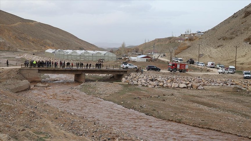 Ağrı’da arkadaşlarıyla oyun oynarken Murat Nehri’ne düşen 5 yaşındaki çocuk kayboldu