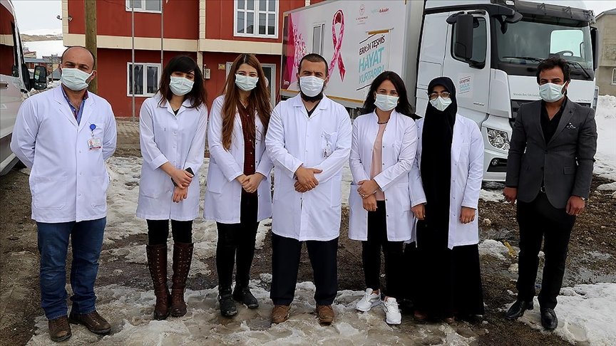 Sağlık ekipleri salgına rağmen ‘erken tanı’ için kırsalda kanserin izini sürdü