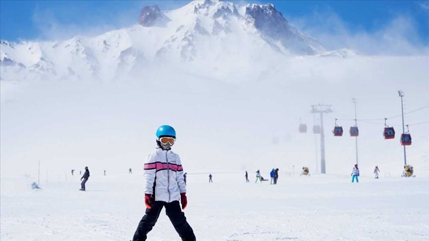 Erciyes’te kayak keyfi nisanda da sürüyor