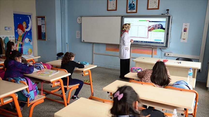 Bakan Ziya Selçuk canlı sınıf uygulamasının yaygınlaştırılacağını duyurdu