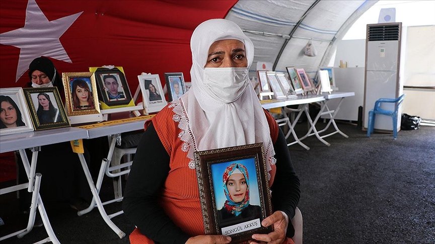 Evlatlarını çocuk yaşta terörün pençesine kaptıran Diyarbakır anneleri 23 Nisan’ı buruk karşılıyor