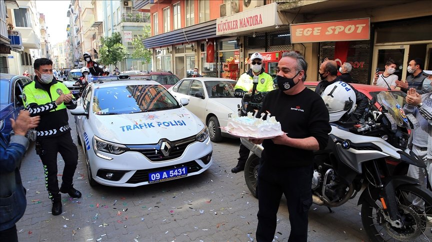 Aydın’da kavga ihbarı yapan esnaf, olay yerine gelen polislere pastayla sürpriz yaptı