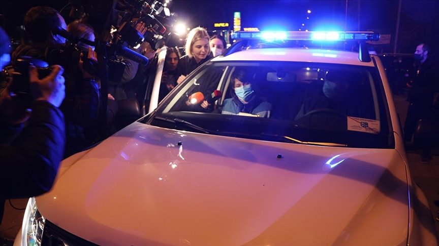 Gürcistan’da Rus gazeteciyi protesto eden göstericilerle polis arasında arbede yaşandı