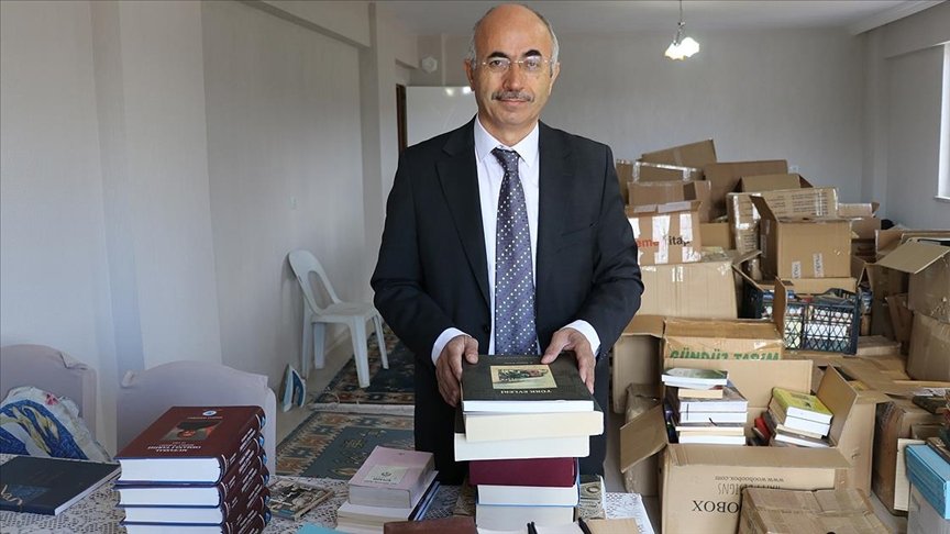 Köyüne yaptırdığı kütüphanenin tek eksiği raf ve masaları