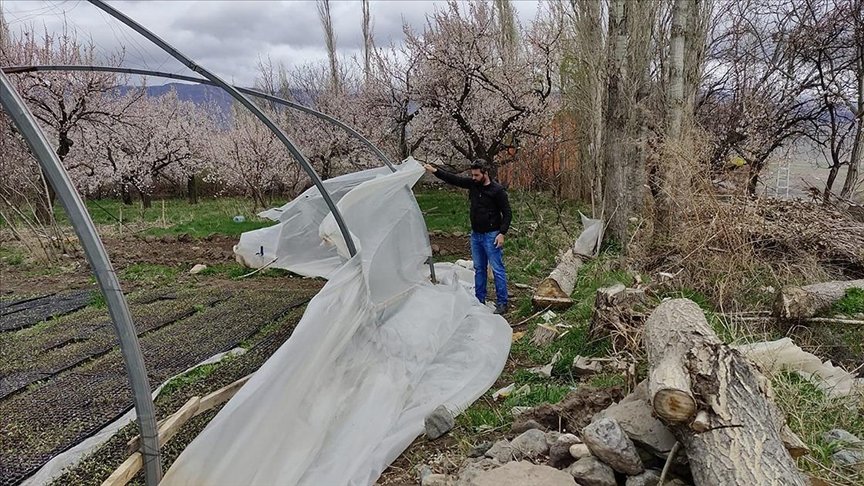 Kars’ta şiddetli rüzgar hasara neden oldu