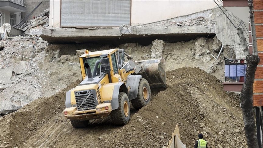 Çankaya’da çökme riski bulunan Açelya Apartmanı’nın kontrollü yıkım çalışmaları devam ediyor
