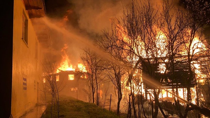 Kastamonu’nun Pınarbaşı ilçesinde çıkan yangın 3 eve sıçradı