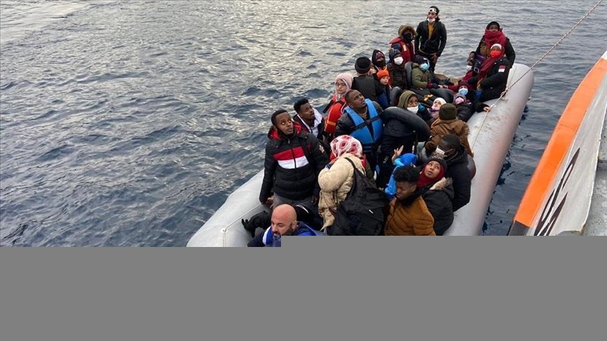 İzmir’de Türk kara sularına itilen 64 sığınmacı kurtarıldı