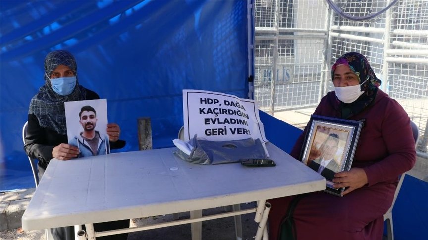 Oğlu terör örgütü PKK tarafından kaçırılan anne, HDP İzmir İl Başkanlığı önünde evlat nöbetine başladı