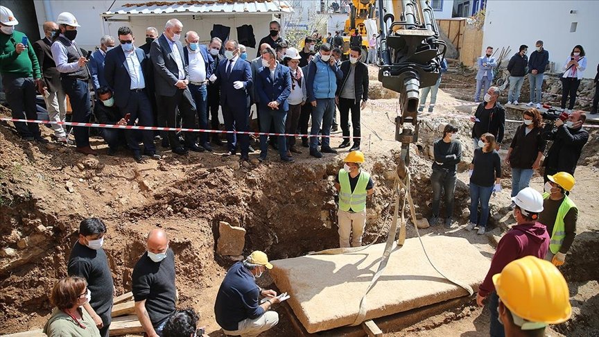 Kültür ve Turizm Bakanı Ersoy, Bodrum’da 2 bin 400 yıllık lahit kapağını açtı