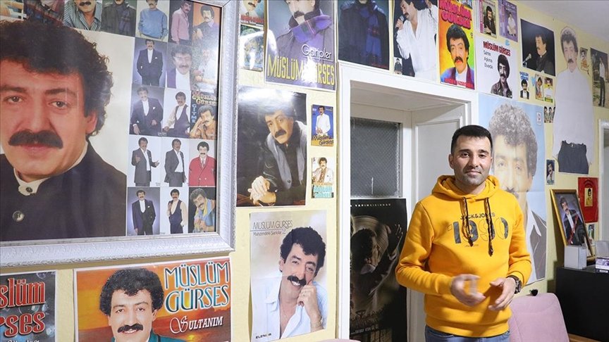 Evinin duvarlarını hayranı olduğu Müslüm Gürses’in posterleriyle donattı