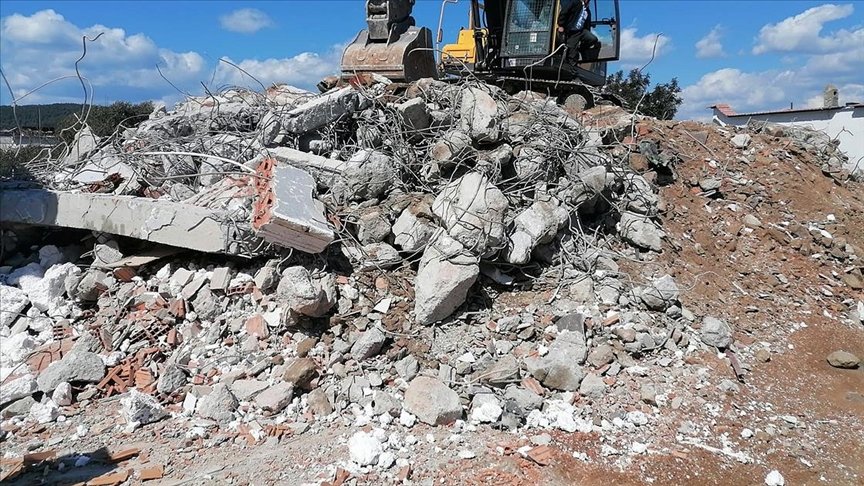 Korunan alanlardaki 6 bin 699 kaçak yapının 688’i yıkıldı