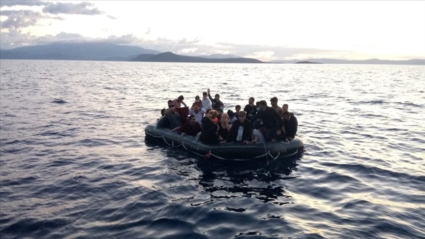 İzmir açıklarında Türk kara sularına itilen 26 düzensiz göçmen kurtarıldı