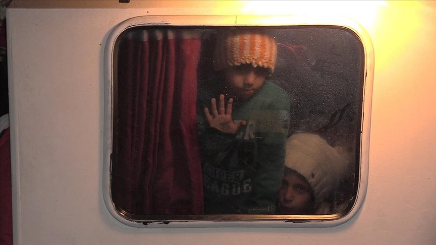 İzmir’de denize açılmak üzere olan arızalı teknedeki 109 sığınmacı kurtarıldı
