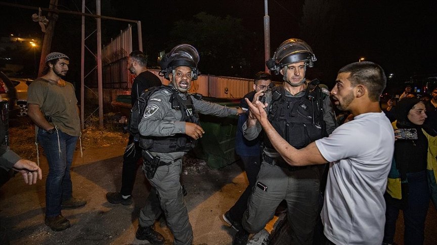 İsrail polisi, Doğu Kudüs’te Yahudi yerleşimci karşıtı gösteri düzenleyen Filistinlilere müdahale etti