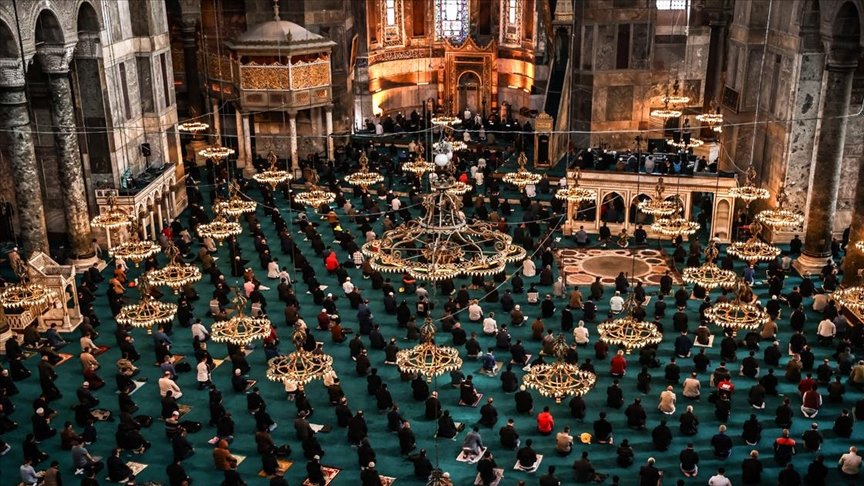 Ayasofya-i Kebir Camisi’nde ramazanın ilk cuması Kovid-19 önlemleriyle kılındı