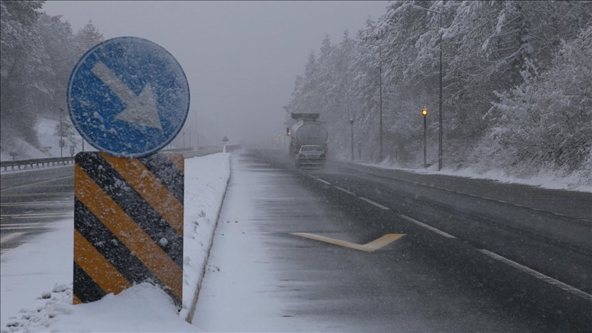 Bolu Dağı’nda kar yağışı etkili oluyor