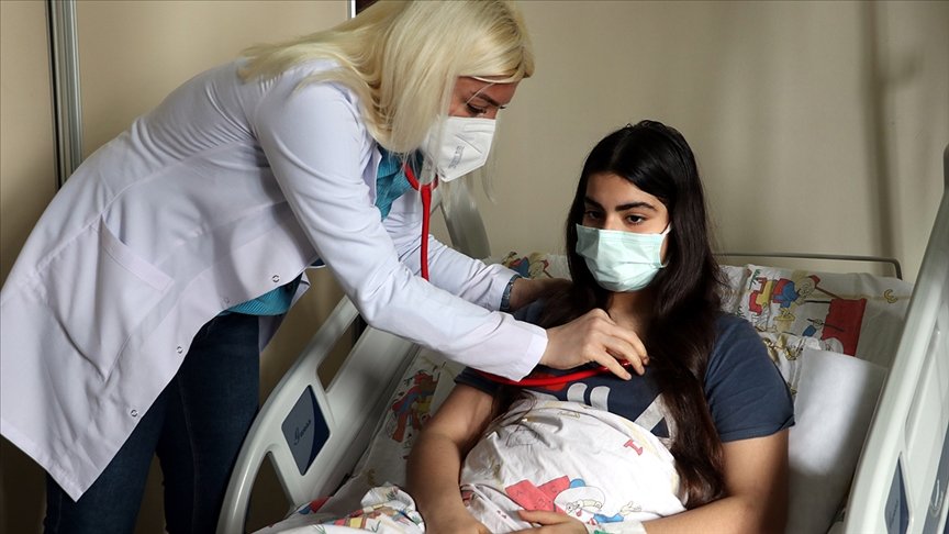Atlattığı Kovid-19’un ardından ‘MIS-C’ teşhisi konulan 14 yaşındaki Eylül, iyileşeceği günü bekliyor