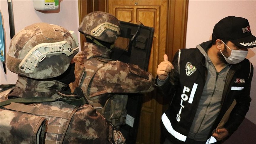 İzmir merkezli 49 ilde FETÖ’nün TSK ve emniyet yapılanmasına yönelik operasyon