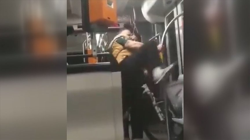 Almanya’da ırkçı bir Alman 17 yaşındaki Suriyeliye saldırdı